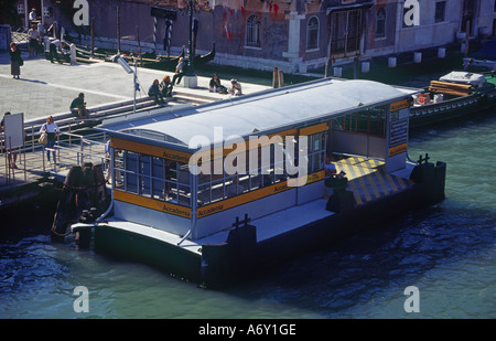 Accademia fermata del vaporetto sul Canal Grande di Venezia Italia Foto Stock