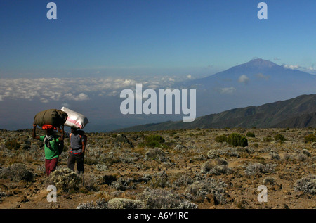 Mount Meru vista dal Monte Kilimanjaro con facchini, Tanzania Africa Foto Stock