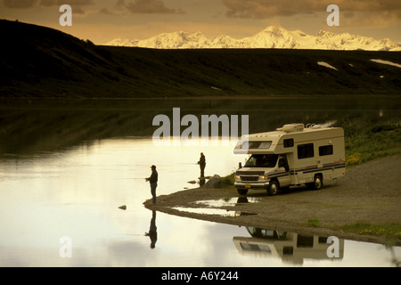 Pescatori pesca dalla riva del lago del Vertice Motorhome SC AK Estate Tramonto Foto Stock