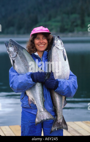 Donna che mantiene il salmone King Juneau Southeast Alaska pesca sportiva pescata fresca estate Foto Stock