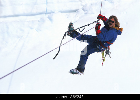 Scalatore appendere la fune Alaska Range crepaccio sul ghiacciaio AK molla centromeridionale Scenic Foto Stock