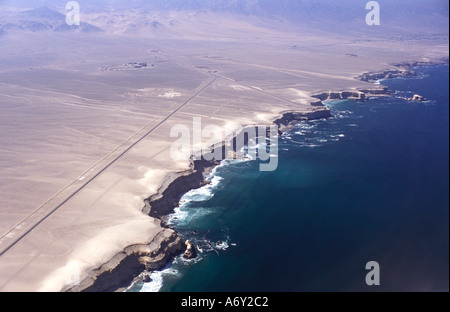 La costa del Pacifico del Nord del Cile appena a nord di Antofagasta uno dei luoghi più secchi sulla terra deserto di Atacama Foto Stock