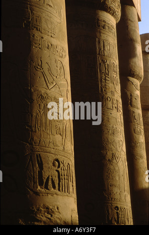 La luce del sole la cattura di pilastri in grande Hypostyle Hall del distretto di Amon, Tempio di Karnak Luxor Egitto Foto Stock