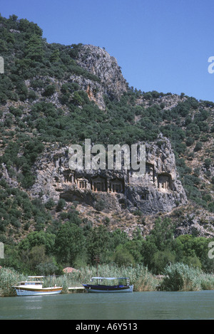 La Turchia, Southwest vicino a Dalyan. Lycian rock tombe scavate nella montagna Foto Stock