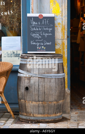 Il ristorante l'Horloge, orologio, sulla piazza principale: Menu a 17 euro, insalata di agnello e formaggio o dessert. Montpeyroux. Languedoc. La Francia. L'Europa. Foto Stock