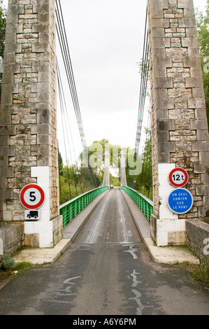 Ponte tra l'Herault fiume vicino a Gignac in Montpeyroux distretto. Languedoc. La Francia. L'Europa. Foto Stock