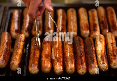 Salsicce di maiale su un barbecue Foto Stock