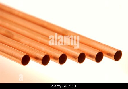 Sei lunghezze di tubazioni in rame Foto Stock