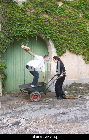 Stephanie e Olivier Ponson Mas de Perry, Mas Nicot. Terrasses de Larzac. Languedoc. Proprietario viticoltore. La Francia. L'Europa. Foto Stock