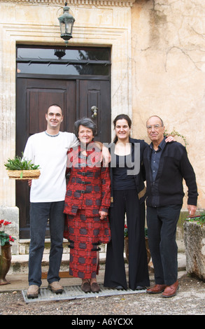 Geneviève Ponson, con marito e figli di Stephanie e Olivier Mas de Perry, Mas Nicot. Terrasses de Larzac. Languedoc. Proprietario viticoltore. La Francia. L'Europa. Foto Stock