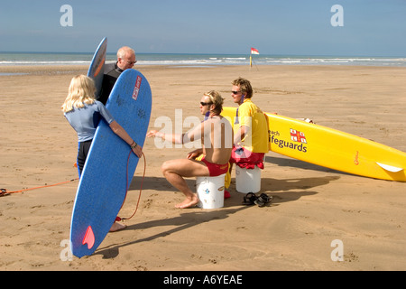 Bagnini e surfisti a Summerleaze Beach Bude Cornwall Inghilterra CREDIT LIGHTWORKS ALAMY MEDIA Foto Stock