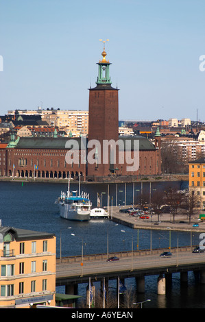 Vista Stadshuset, il Municipio, oltre la Riddarfjarden, con la sua mitica Torre con tre corone. Da Slussen, visto oltre il Foto Stock