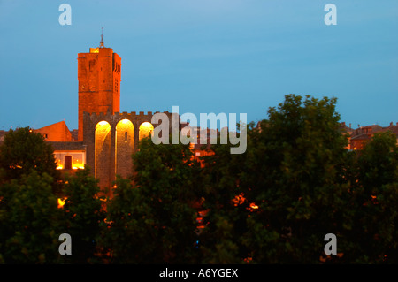 Il nero basalto pietra lavica cattedrale. Città di Agde. Languedoc. La Francia. L'Europa. La cattedrale di Saint Etienne dal 12 secolo. Foto Stock