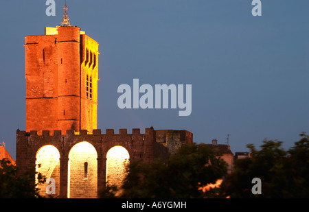 Il nero basalto pietra lavica cattedrale. Città di Agde. Languedoc. La Francia. L'Europa. La cattedrale di Saint Etienne dal 12 secolo. Foto Stock