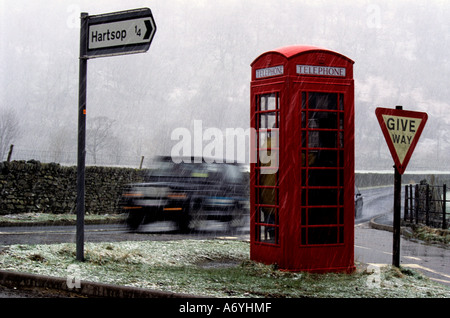 Scena invernale con telefono rosso e box auto nei pressi di Hartsop village. Foto Stock