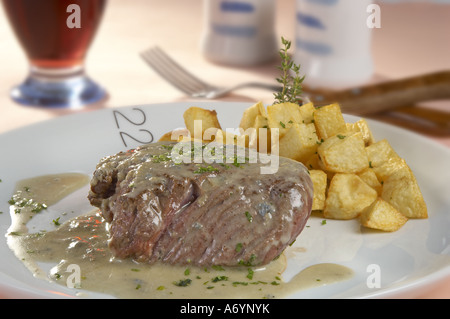 Grigliata Charcoil scalloppini cotolette con Cabrales salsa al formaggio Foto Stock