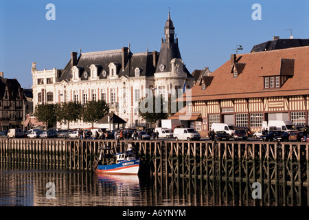 Waterfront e il mercato del pesce a Trouville Basse Normandie Normandia Francia Europa Foto Stock