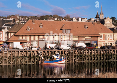 Waterfront e il mercato del pesce a Trouville Basse Normandie Normandia Francia Europa Foto Stock