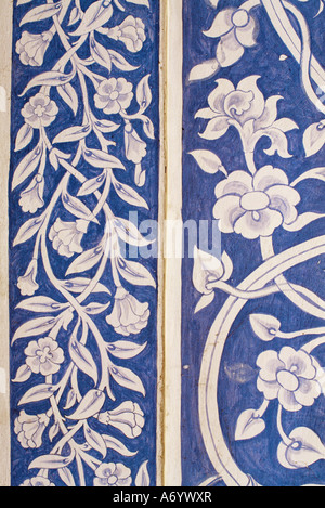 Abstract o stilizzati motivi floreali blu di gesso e dipinte di bianco Mahal hall il City Palace Jaipur Rajasthan in India un Foto Stock