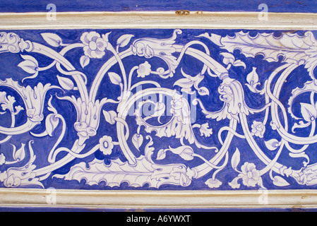 Abstract o stilizzati motivi floreali blu di gesso e dipinte di bianco Mahal hall il City Palace Jaipur Rajasthan in India un Foto Stock