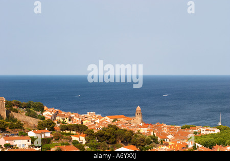 La chiesa Eglise Notre Dame des Anges, Nostra Signora degli Angeli. Con la sua emblematica torre della chiesa. Collioure. Roussillon. Villaggio tetti con tegole.. La Francia. L'Europa. Foto Stock
