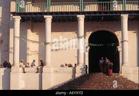 Maya locale abitanti da Santiago Atitlan uscire la chiesa coloniale e rilassante al di fuori del lago Atitlan Guatemala Foto Stock