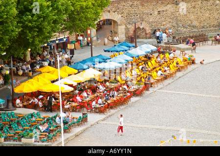 Bar sulla spiaggia con colorati pantina parasole ombrelli. La spiaggia nel villaggio. Collioure. Roussillon. La Francia. L'Europa. Foto Stock