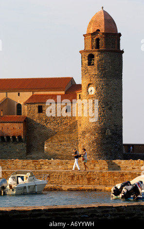 La chiesa Eglise Notre Dame des Anges, Nostra Signora degli Angeli. Con la sua emblematica torre della chiesa. Collioure. Roussillon. La Francia. L'Europa. Foto Stock