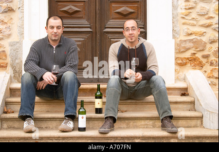 Laurent Reverdy, sinistra, figlio di Patrick Reverdy, e suo cugino Jean-Marc Bergès Chateau la Voulte Gasparets. In Gasparets village vicino a Boutenac. Les Corbieres. Languedoc. Proprietario viticoltore. La Francia. L'Europa. Bottiglia. Foto Stock