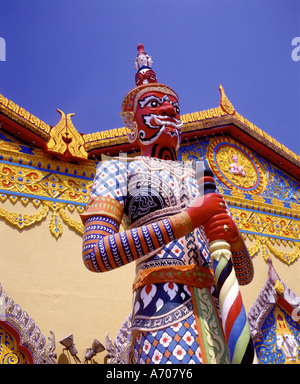 Statua di Wat Chaiya Mangkalaram - gli ornati Tempio del Buddha reclinato di George Town, capitale dello stato di Penang Foto Stock