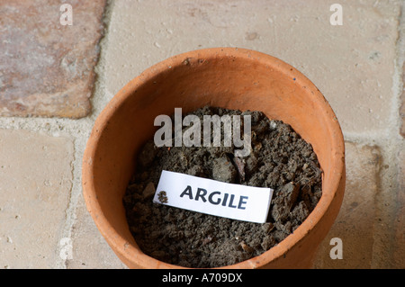 Impianto pot con campione di suolo che illustrano diversi tipi di suolo, parte di una serie: argilla, argile. Chateau Villerambert-Julien vicino Foto Stock