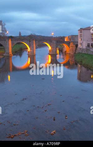 Carcassonne. Languedoc. Il vecchio ponte che attraversa il fiume Aude. Illuminato di mattina presto. Una piovosa e nebbioso giorno d'inverno. La Francia. L'Europa. Foto Stock
