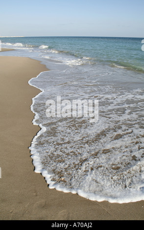 Deserta spiaggia solitaria in inizio di stagione a El Vendrell, Coma Ruga Costa Dorada Spagna Foto Stock