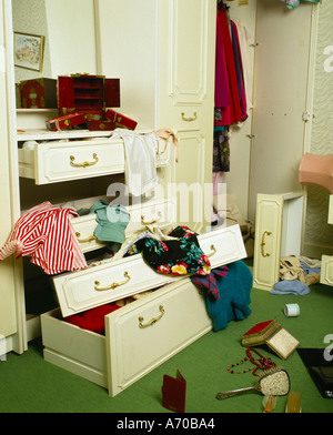 Camera da letto dopo la pausa di effrazione in Inghilterra Foto Stock