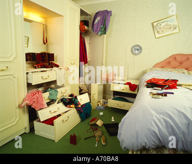 Camera da letto dopo la pausa di effrazione in Inghilterra Foto Stock