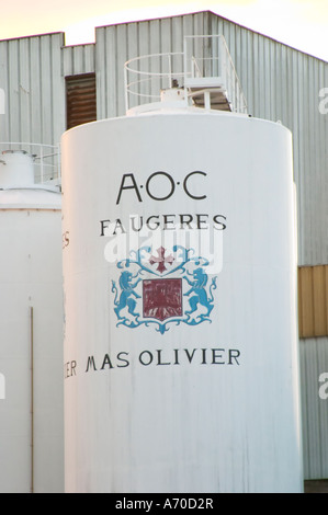 Mas Olivier. Faugeres. Languedoc. In acciaio verniciato tini. La Francia. L'Europa. Foto Stock