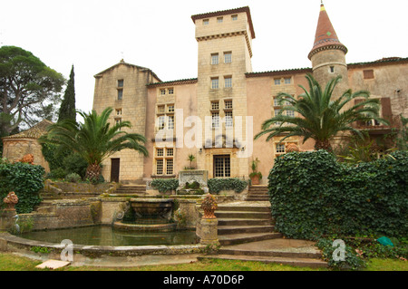 Chateau St Martin de la Garrigue. Languedoc. Nel giardino. La Francia. L'Europa. Vista della mista stile architettonico edificio con Foto Stock