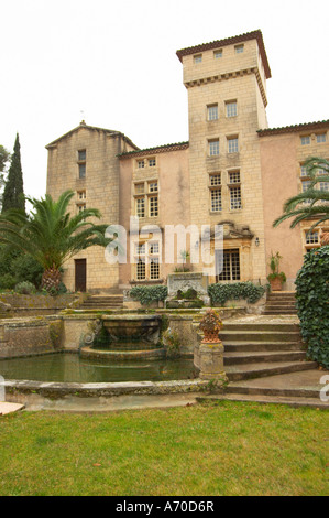 Chateau St Martin de la Garrigue. Languedoc. Nel giardino. La Francia. L'Europa. Vista della mista stile architettonico edificio con Foto Stock