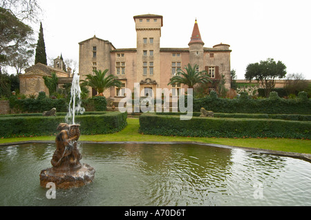 Chateau St Martin de la Garrigue. Languedoc. Nel giardino. La Francia. L'Europa. Vista della mista stile architettonico edificio con Foto Stock