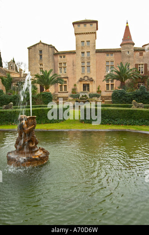 Chateau St Martin de la Garrigue. Languedoc. Nel giardino. La Francia. L'Europa. Vista della mista stile architettonico edificio con Foto Stock