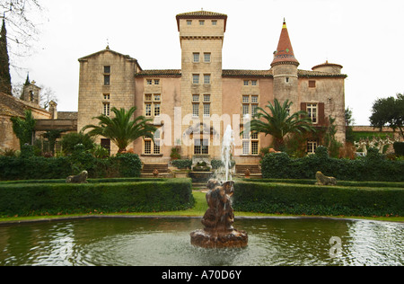 Chateau St Martin de la Garrigue. Languedoc. Nel giardino. La Francia. L'Europa. Vista della mista stile architettonico edificio con Foto Stock