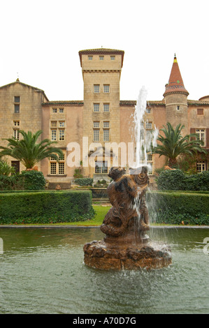 Chateau St Martin de la Garrigue. Languedoc. Nel giardino. La Francia. L'Europa. Vista della mista stile architettonico edificio con Foto Stock