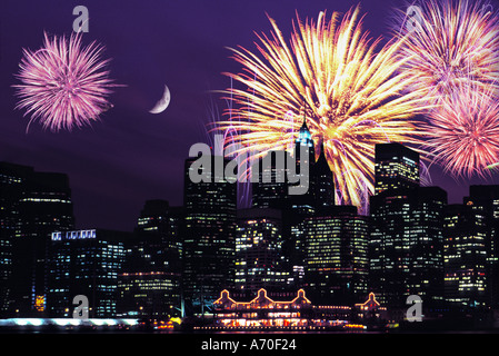 Manhattan skyine con fuochi d'artificio e cresent moon Foto Stock