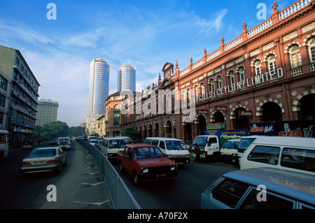 Strada trafficata in Fort area Pettah Colombo Sri Lanka asia Foto Stock