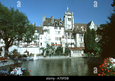 Canal des Tanneurs e dalla cattedrale di Nôtre Dame a Dôle Foto Stock