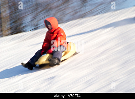 Ragazzo su una slitta di bob Foto Stock