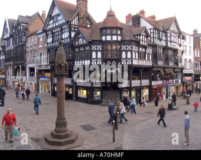 CHESTER CHESHIRE REGNO UNITO febbraio cercando lungo Eastgate e Bridge Street da una scalinata in Watergate Street Foto Stock