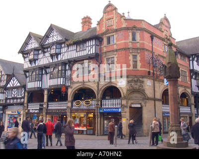 CHESTER CHESHIRE REGNO UNITO febbraio cercando lungo Eastgate Street da una scalinata di medievale galleria sollevata in Watergate Street Foto Stock