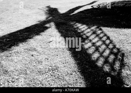 Immagine in bianco e nero di ombre o mulino a vento sulle vele erba prese a Wilton Windmill grande Bedwyn, Marlborough , Wiltshire, Regno Unito Foto Stock