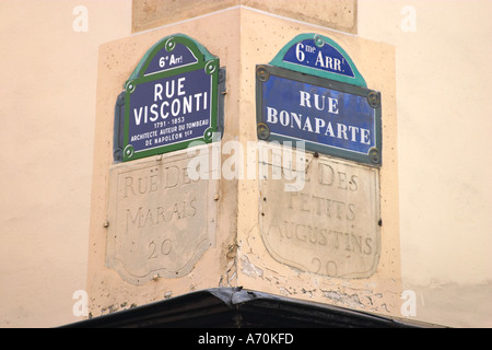 Antico e moderno via segni in Parigi Francia Foto Stock